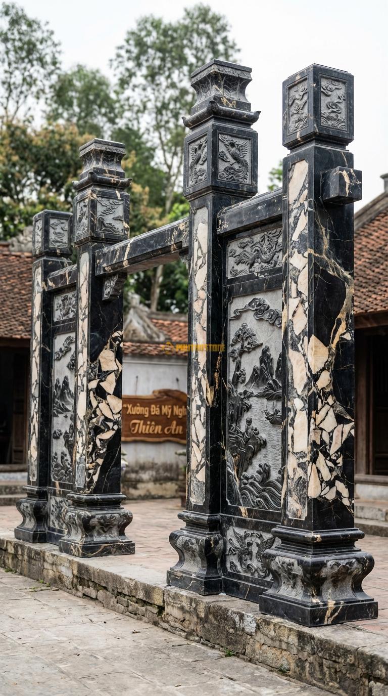 Cổng Tứ Trụ Đá Da Báo Sơn Thủy Hữu Tình: Vách bưng giữa cột chính và phụ chạm cảnh non nước. Cột chính vuông 33cm; Rộng phủ bì 5m1