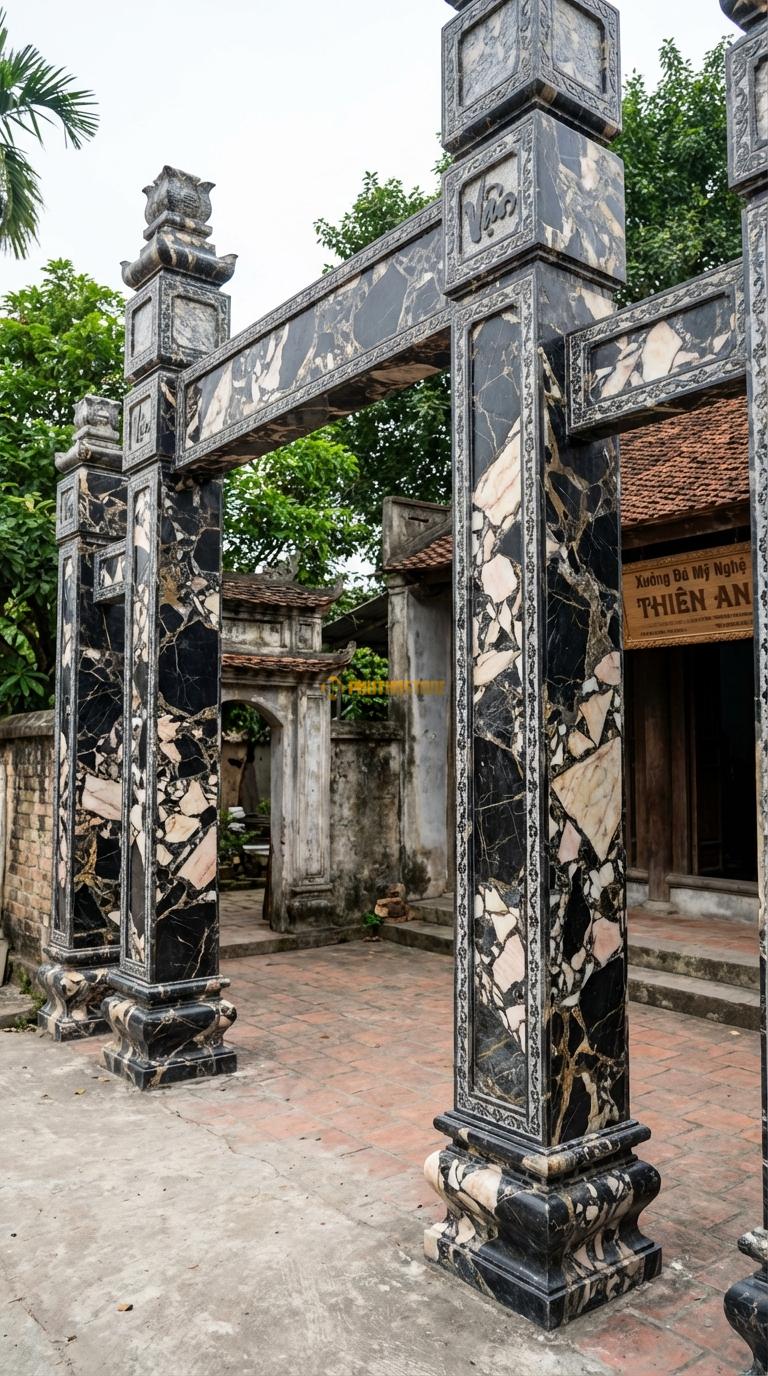 Cổng Tứ Trụ Đá Da Báo Triện Tàu: Hoa văn viền gấm, chữ Vạn chạy dọc cạnh cột (đơn giản, hiện đại). Cột chính vuông 40cm; Cao cột chính 5m5