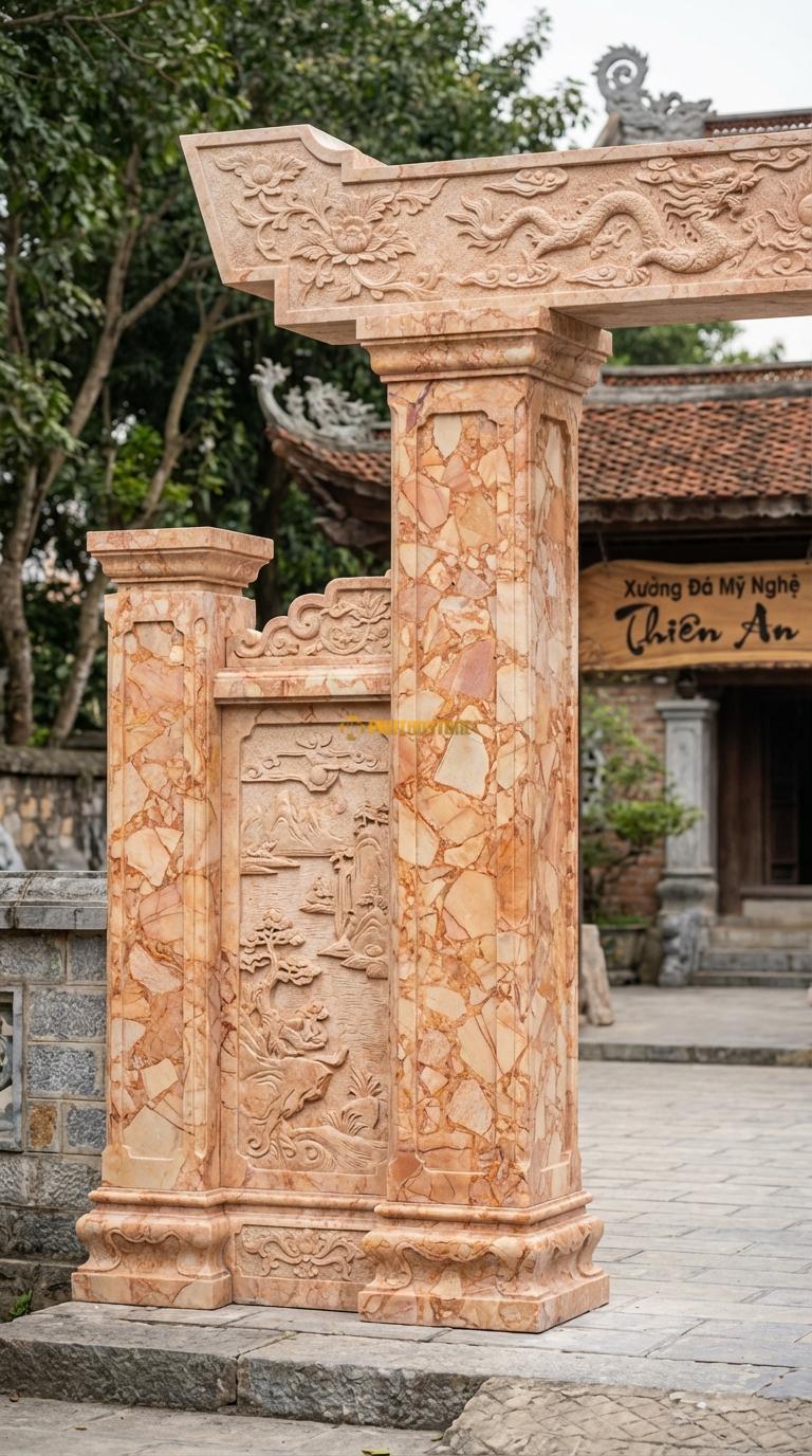 Cổng Tứ Trụ Đá Hồng Sơn Thủy Hữu Tình: Vách bưng giữa cột chính và phụ chạm cảnh non nước. Cột chính vuông 33cm; Rộng phủ bì 5m1