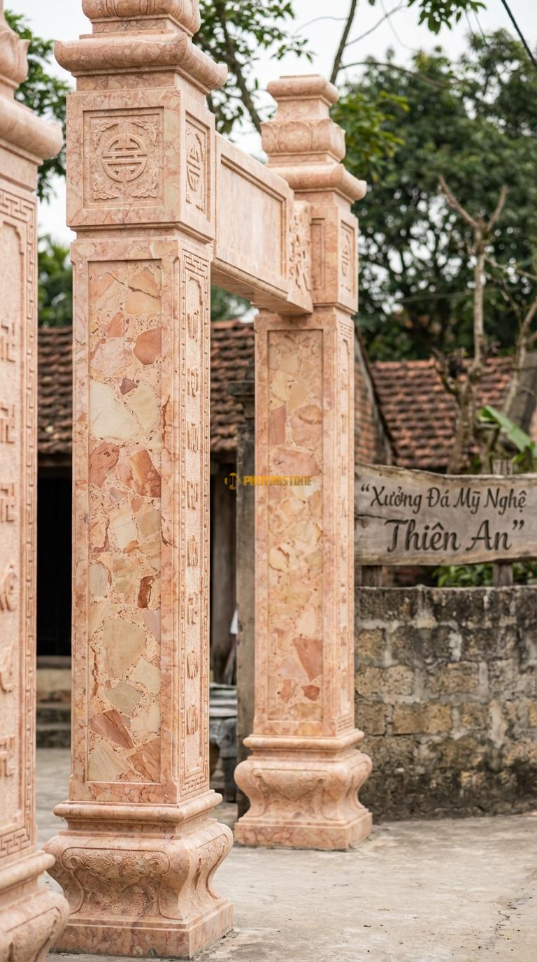 Cổng Tứ Trụ Đá Hồng Triện Tàu: Hoa văn viền gấm, chữ Vạn chạy dọc cạnh cột (đơn giản, hiện đại). Cột chính vuông 40cm; Cao cột chính 5m5