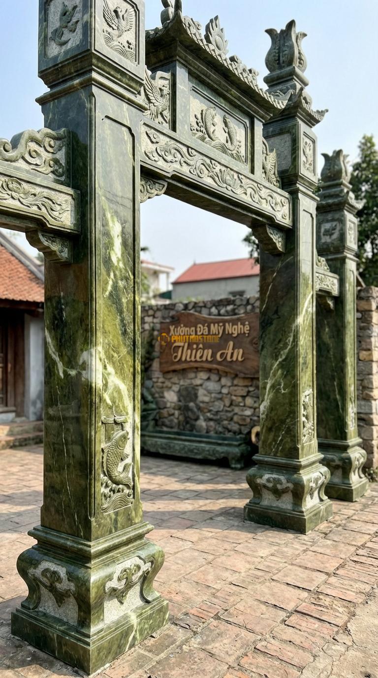 Cổng Tứ Trụ Đá Serpentine Cá Chép Vượt Vũ Môn: Chạm khắc dưới chân tảng hoặc thân cột. Cột chính vuông 35cm; Rộng lối đi chính 3m5