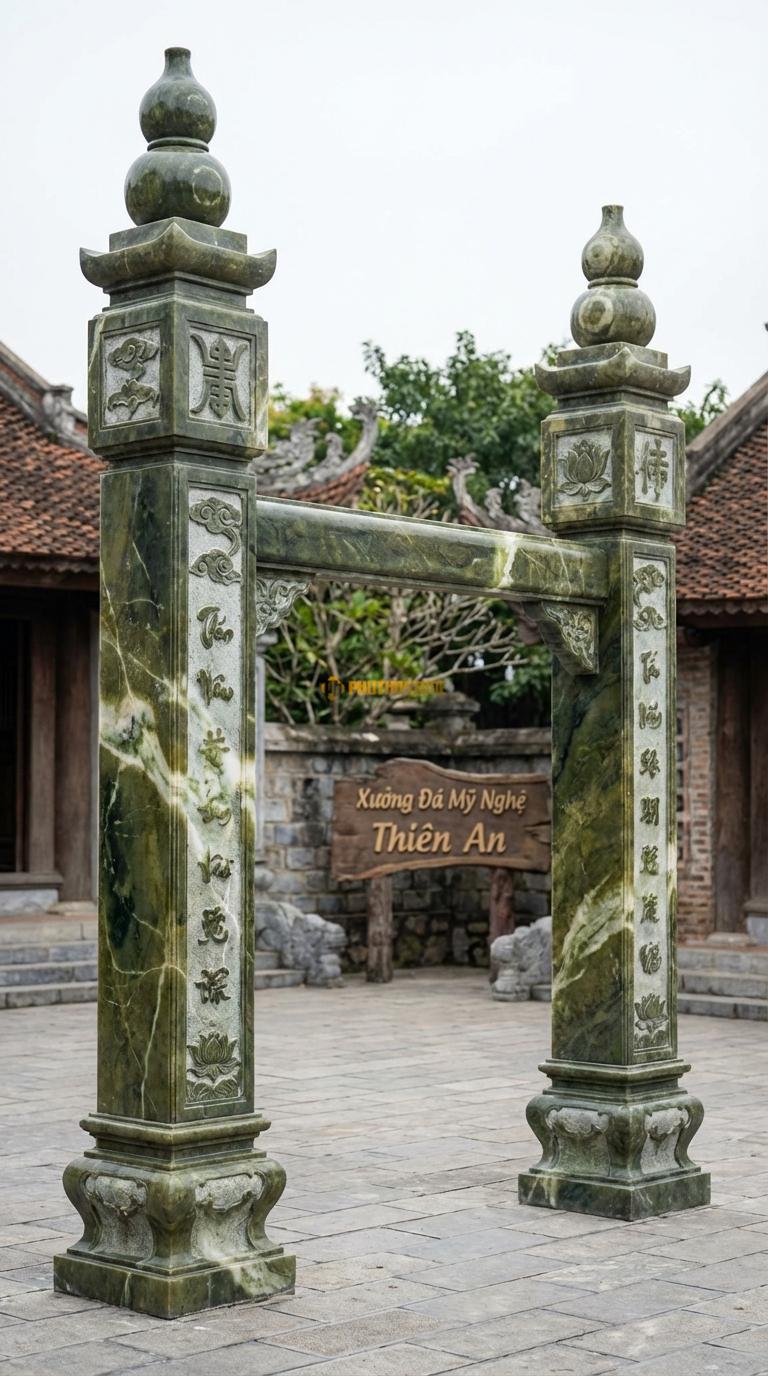Cổng Tứ Trụ Đá Serpentine Đỉnh Hồ Lô: Trên đỉnh cột đặt hồ lô đá (biểu tượng sức khỏe, phong thủy). Cột chính vuông 27cm; Cao cột chính 3m9