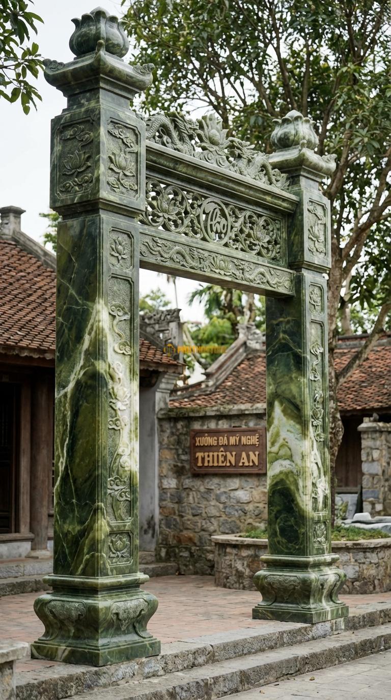 Cổng Tứ Trụ Đá Serpentine Vách Thông Phong: Xà nối giữa các cột chạm hoa văn chữ Thọ thủng (thông phong). Cột chính vuông 32cm; Rộng lối đi chính 2m8