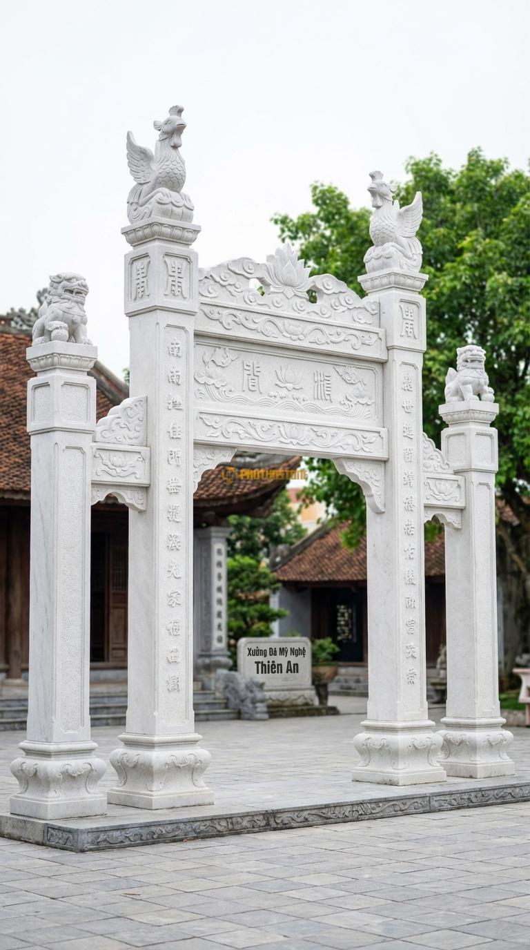 Cổng Tứ Trụ Đá Trắng Muối Đầu Phượng – Nghê: Đỉnh cột chính đặt Tứ Phượng, cột phụ đặt Nghê đá. Cột chính vuông 30cm, cao 5m2; Cột phụ 25cm