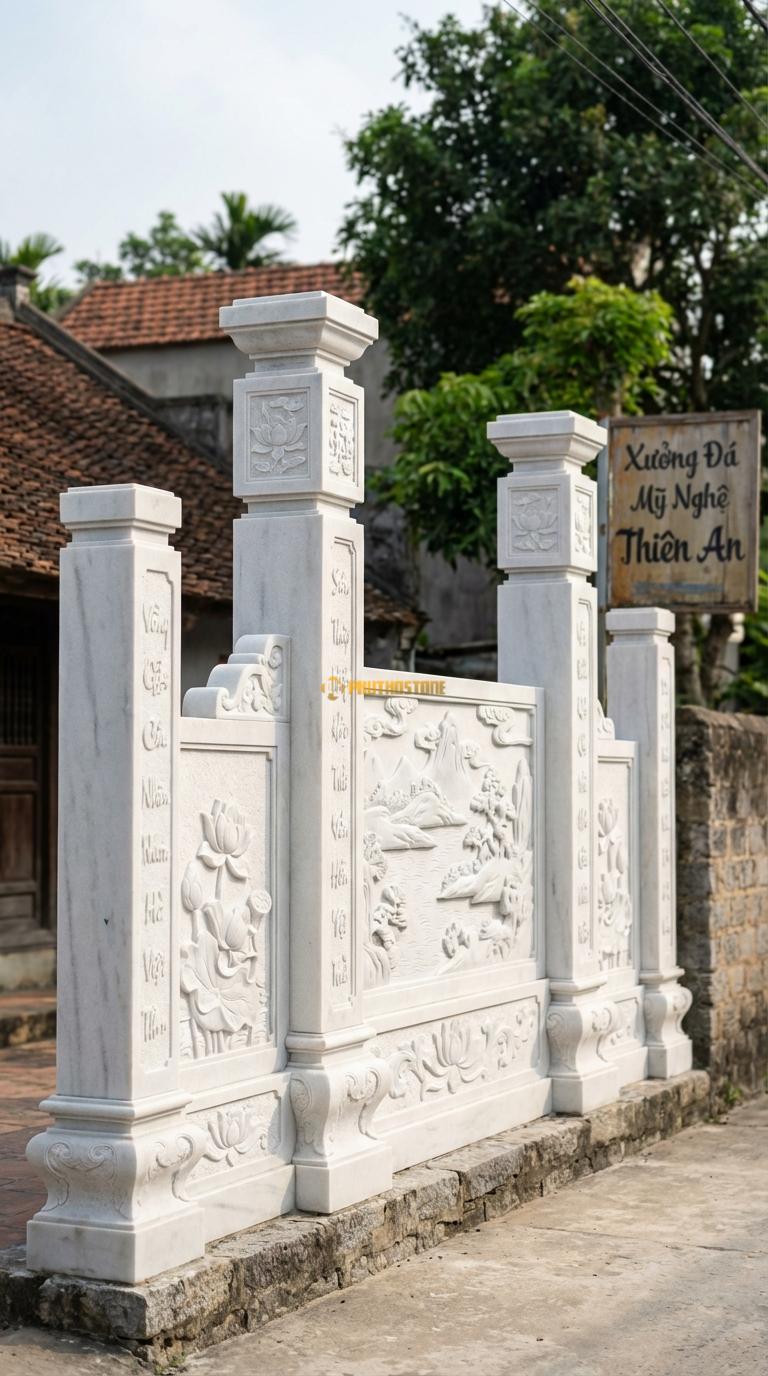 Cổng Tứ Trụ Đá Trắng Muối Sơn Thủy Hữu Tình: Vách bưng giữa cột chính và phụ chạm cảnh non nước. Cột chính vuông 33cm; Rộng phủ bì 5m1