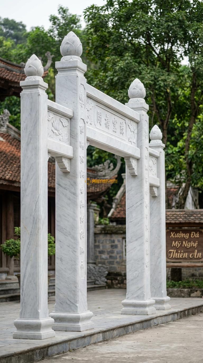 Cổng Tứ Trụ Đá Trắng Yên Bái Búp Sen: Đỉnh 4 cột là 4 búp sen đá (dành cho kiến trúc Phật giáo/thanh tịnh). Cột chính vuông 28cm; Cao cột chính 4m1