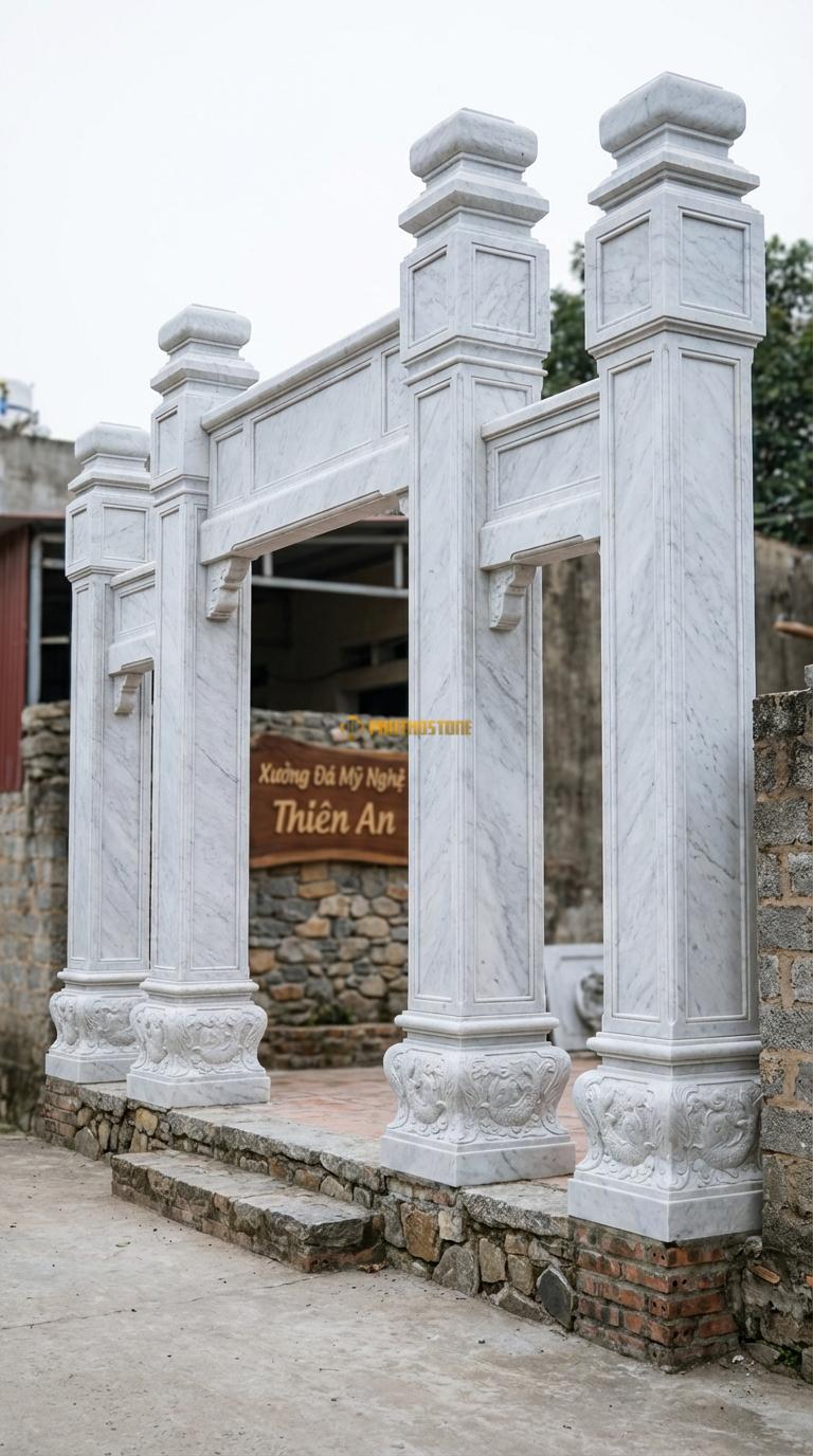 Cổng Tứ Trụ Đá Trắng Yên Bái Cá Chép Vượt Vũ Môn: Chạm khắc dưới chân tảng hoặc thân cột. Cột chính vuông 35cm; Rộng lối đi chính 3m5