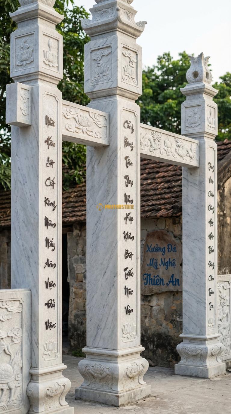 Cổng Tứ Trụ Đá Trắng Yên Bái Câu Đối Nôm: Mặt tiền cột chạm câu đối chữ Nôm/Việt thư pháp. Cột chính vuông 30cm; Cao cột chính 4m5
