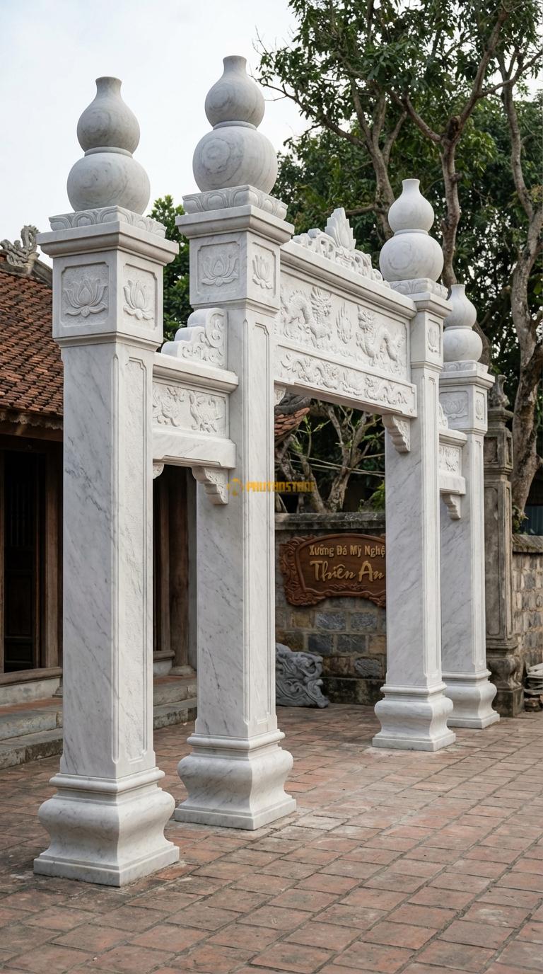 Cổng Tứ Trụ Đá Trắng Yên Bái Đỉnh Hồ Lô: Trên đỉnh cột đặt hồ lô đá (biểu tượng sức khỏe, phong thủy). Cột chính vuông 27cm; Cao cột chính 3m9