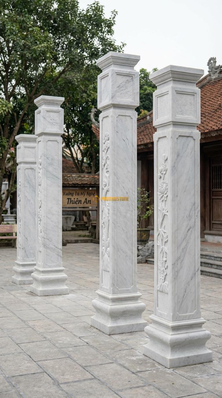 Cổng Tứ Trụ Đá Trắng Yên Bái Tranh Tứ Quý: 4 mặt của trụ cột chạm Tùng – Cúc – Trúc – Mai. Cột chính vuông 25cm; Rộng phủ bì 4m2