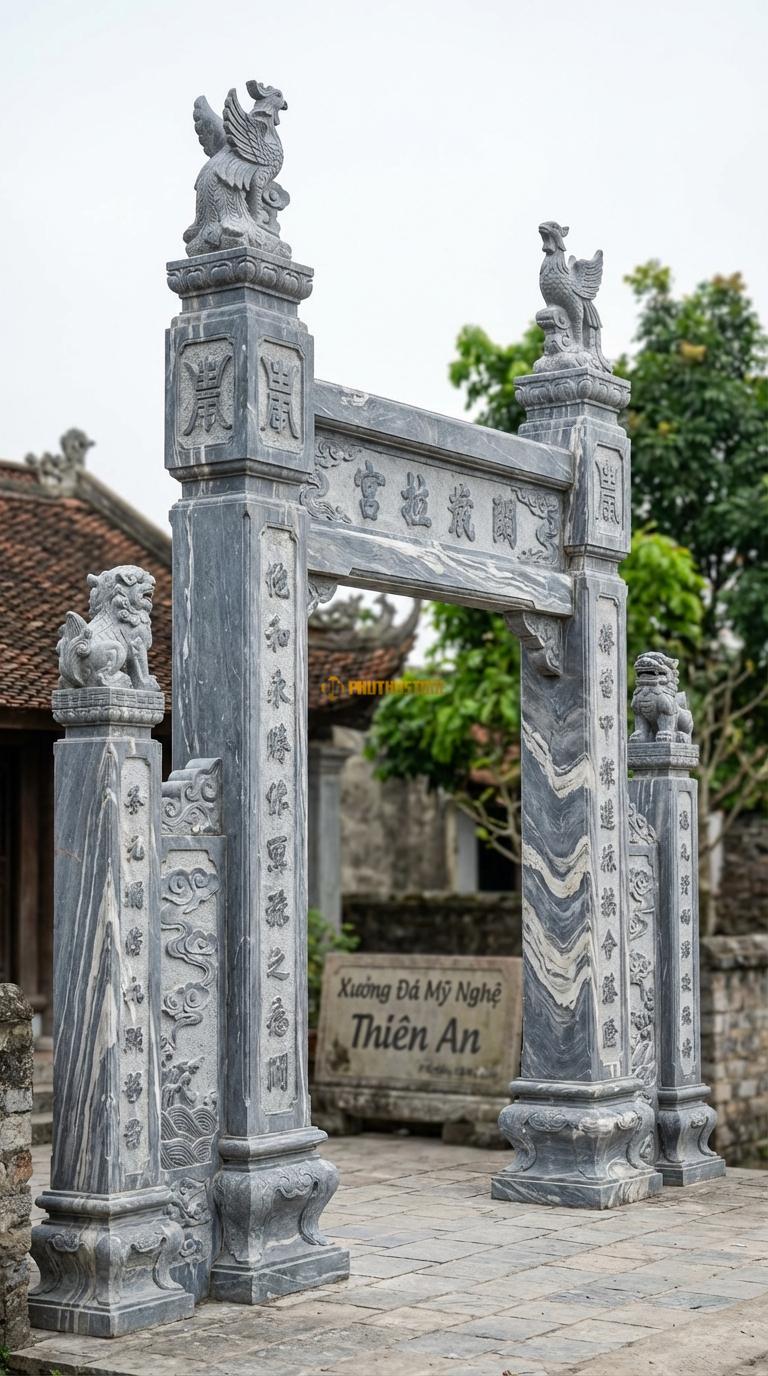 Cổng Tứ Trụ Đá Vân Mây Đầu Phượng – Nghê: Đỉnh cột chính đặt Tứ Phượng, cột phụ đặt Nghê đá. Cột chính vuông 30cm, cao 5m2; Cột phụ 25cm