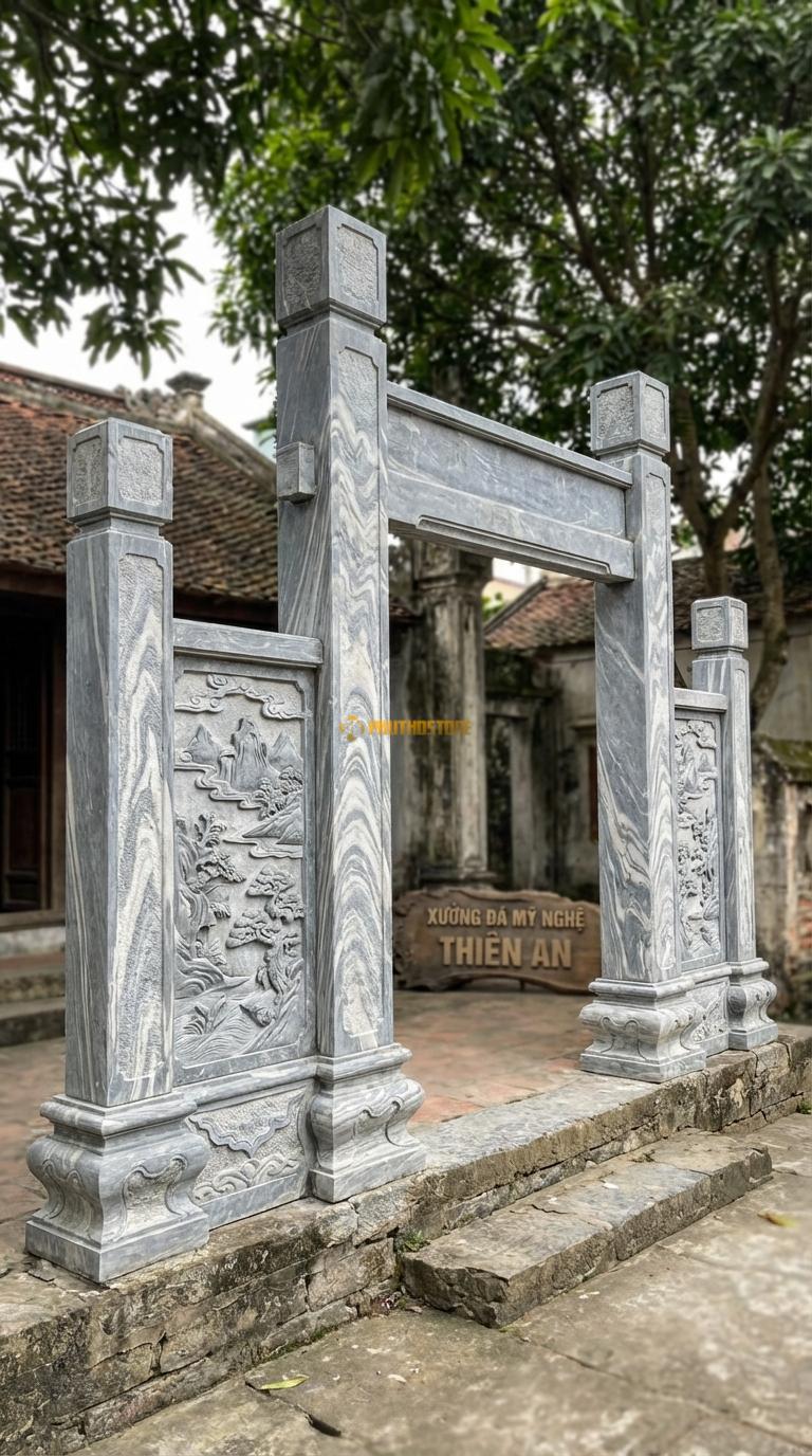 Cổng Tứ Trụ Đá Vân Mây Sơn Thủy Hữu Tình: Vách bưng giữa cột chính và phụ chạm cảnh non nước. Cột chính vuông 33cm; Rộng phủ bì 5m1