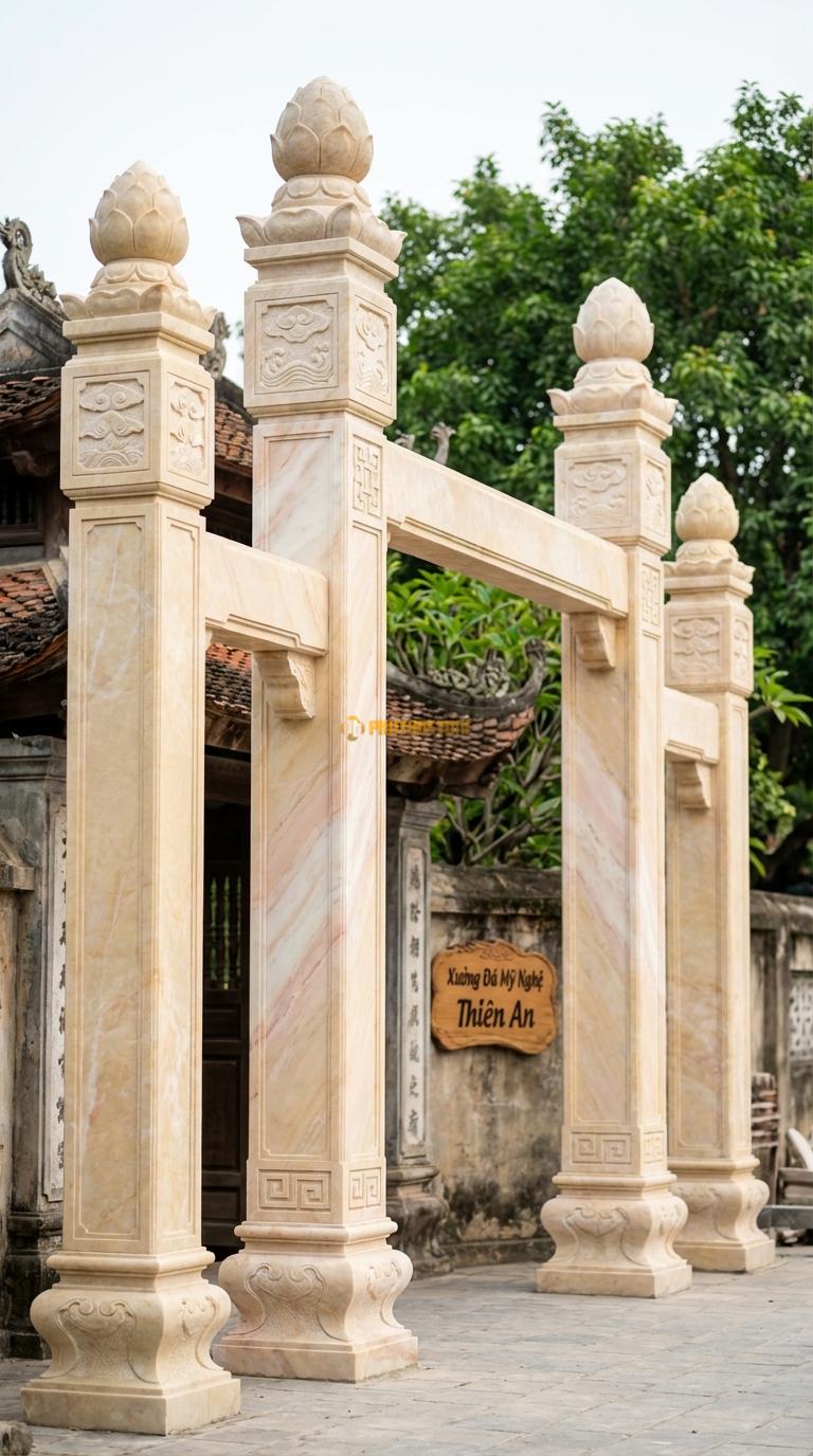 Cổng Tứ Trụ Đá Vàng Nghệ An Búp Sen: Đỉnh 4 cột là 4 búp sen đá (dành cho kiến trúc Phật giáo/thanh tịnh). Cột chính vuông 28cm; Cao cột chính 4m1