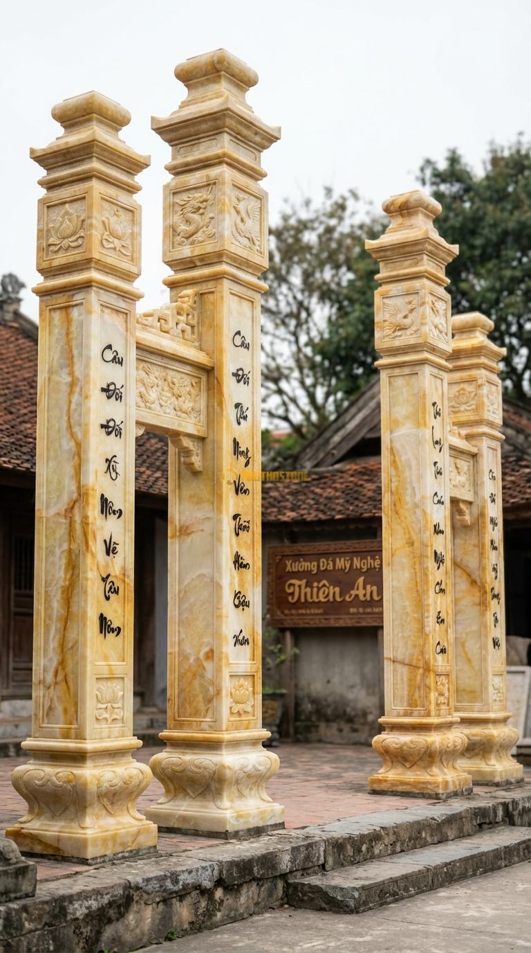 Cổng Tứ Trụ Ngọc hoàng long Câu Đối Nôm: Mặt tiền cột chạm câu đối chữ Nôm/Việt thư pháp. Cột chính vuông 30cm; Cao cột chính 4m5