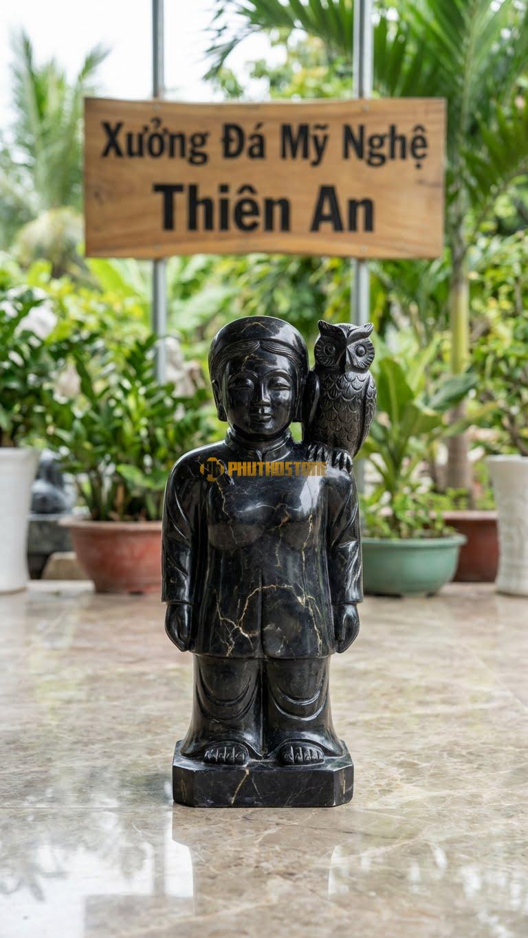 Cú Mèo Đậu Trên Vai Bằng Đá Đen Chỉ Nâu, Kiểu Dáng Tượng Bán Thân Người Có Cú Đậu. Kích Thước Cao 45cm.