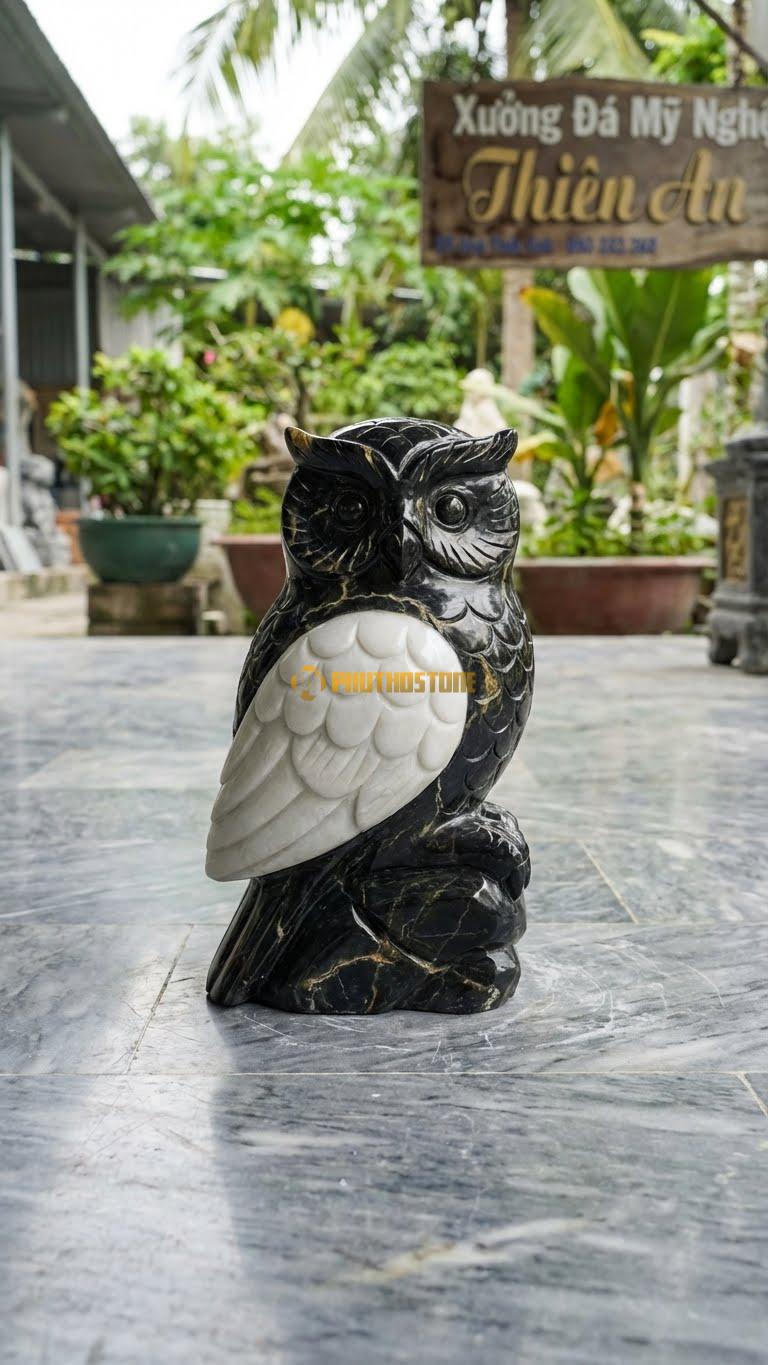 Cú Tuyết (Snowy Owl) Bằng Đá Đen Chỉ Nâu, Kiểu Dáng Dáng Tròn, Lông Mịn (Dùng Đá Trắng). Kích Thước Cao 25cm.
