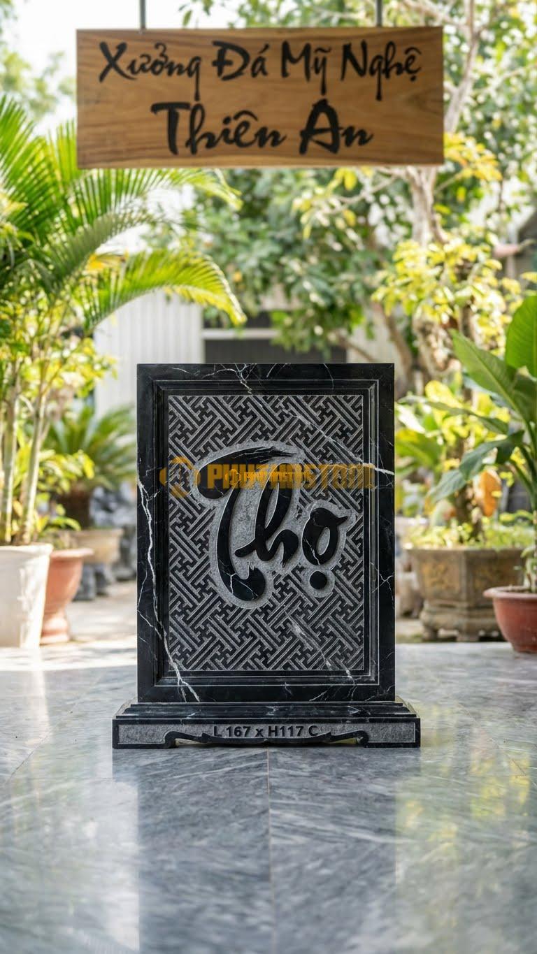 Cuốn Thư Đá Đen Tia Chớp Chữ Thọ Nền Gấm L167: Nền Băm Gấm Chữ Vạn, Chữ Thọ Nổi Bật. (L167 x H117 Cm).