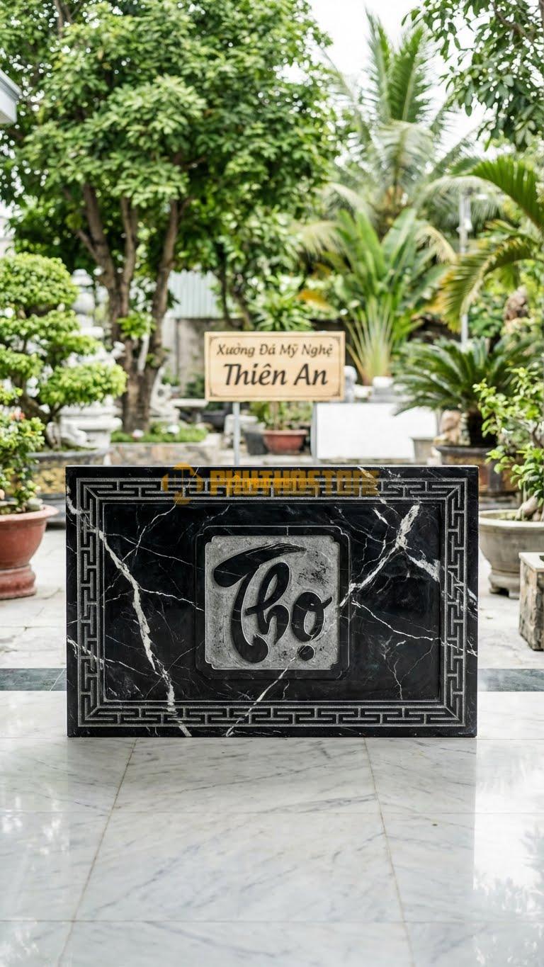 Cuốn Thư Đá Đen Tia Chớp Chữ Thọ Vuông L147: Chữ Thọ Vuông Vức, Viền Gấm. (L147 x H89 Cm).