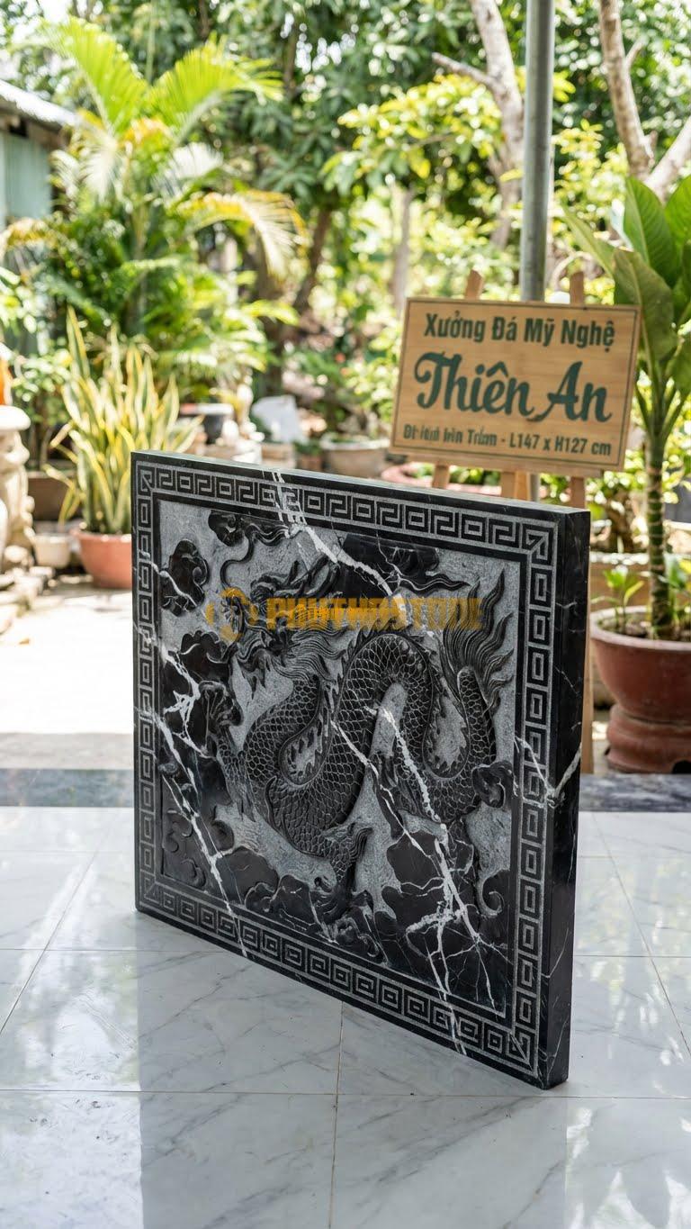 Cuốn Thư Đá Đen Tia Chớp Rồng Viền Triện L147: Thân Rồng, Viền Chạy Hoa Văn Triện T Vuông Vức. (L147 x H127 Cm).