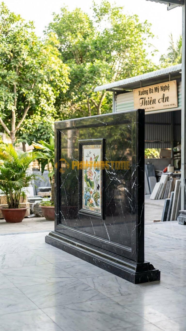 Cuốn Thư Đá Đen Tia Chớp Tam Quan Ốp Tranh Gốm L255: Giữa Đá Có Lồng Tranh Gốm Sứ Màu. (L255 x H176 Cm).