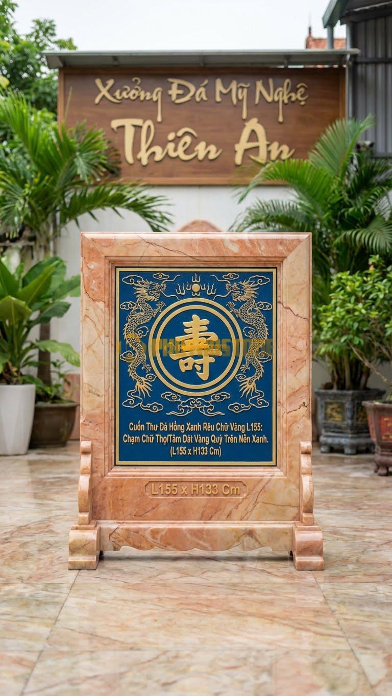 Cuốn Thư Đá Hồng Xanh Rêu Chữ Vàng L155: Chạm Chữ Thọ/Tâm Dát Vàng Quỳ Trên Nền Xanh. (L155 x H133 Cm).