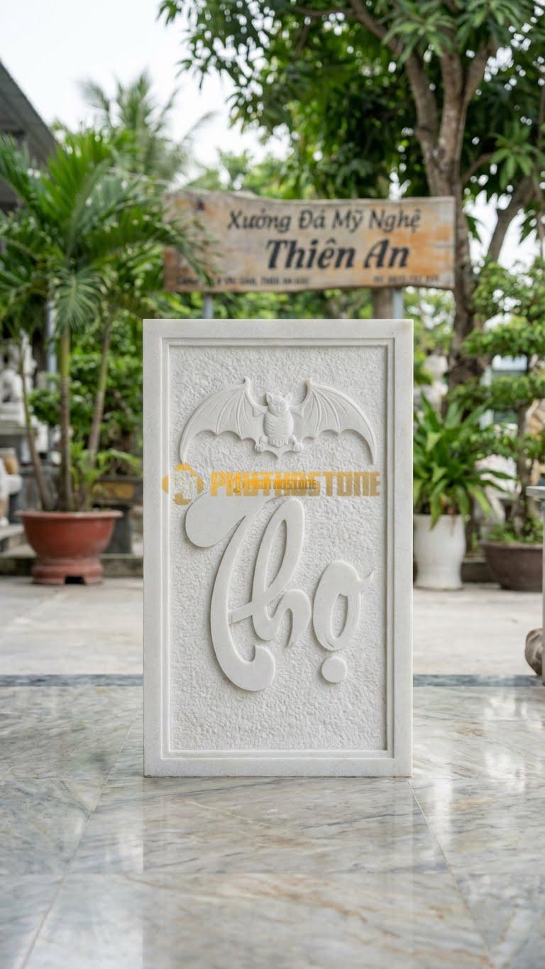 Cuốn Thư Đá Trắng Muối Chữ Thọ Đỉnh Dơi L133: Trên Chữ Thọ Có Con Dơi Dang Cánh. (L133 x H81 Cm).