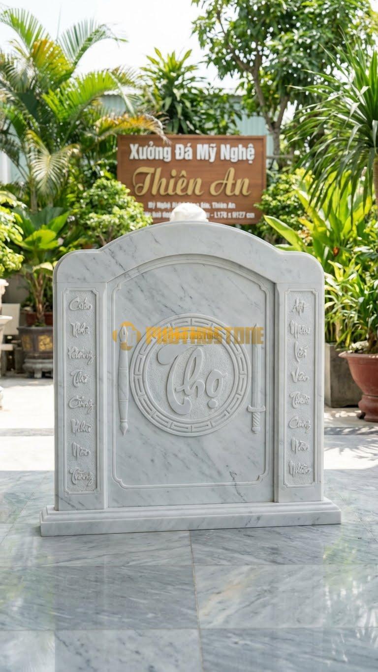 Cuốn Thư Đá Trắng Yên Bái Chữ Thọ Kết Hợp Câu Đối L176: Hai Bên Bút Kiếm Có Khắc Câu Đối Nhỏ. (L176 x H127 Cm).