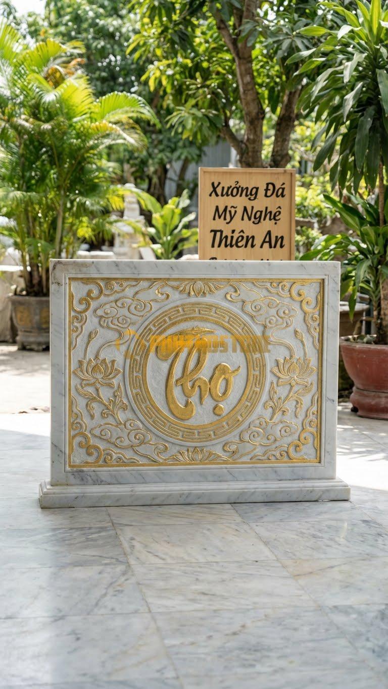 Cuốn Thư Đá Trắng Yên Bái Chữ Thọ Mạ Vàng L133: Chữ Thọ Khắc Chìm Và Sơn Nhũ Vàng. (L133 x H89 Cm).