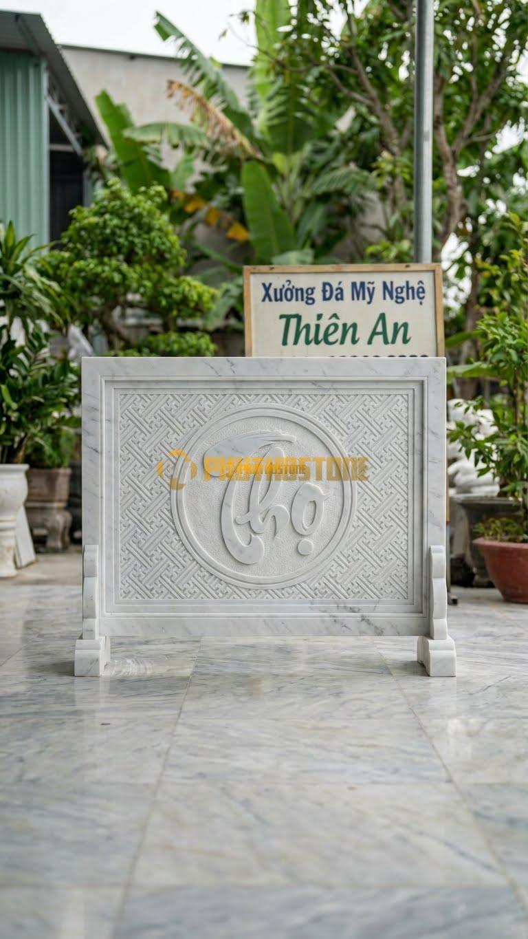 Cuốn Thư Đá Trắng Yên Bái Chữ Thọ Nền Gấm L167: Nền Băm Gấm Chữ Vạn, Chữ Thọ Nổi Bật. (L167 x H117 Cm).