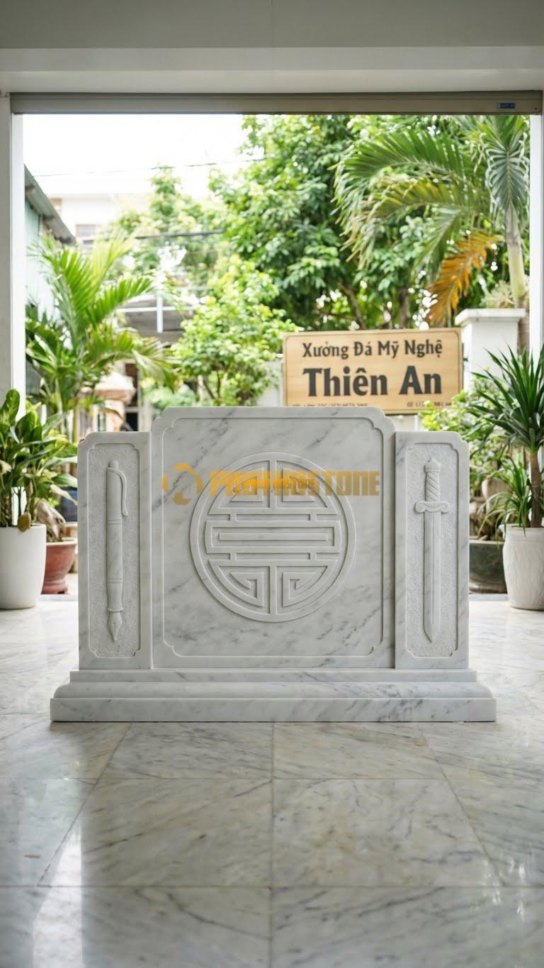 Cuốn Thư Đá Trắng Yên Bái Chữ Thọ Tròn L127: Chữ Thọ Triện Tròn Ở Giữa, Bút Kiếm Hai Bên. (L127 x H81 Cm).
