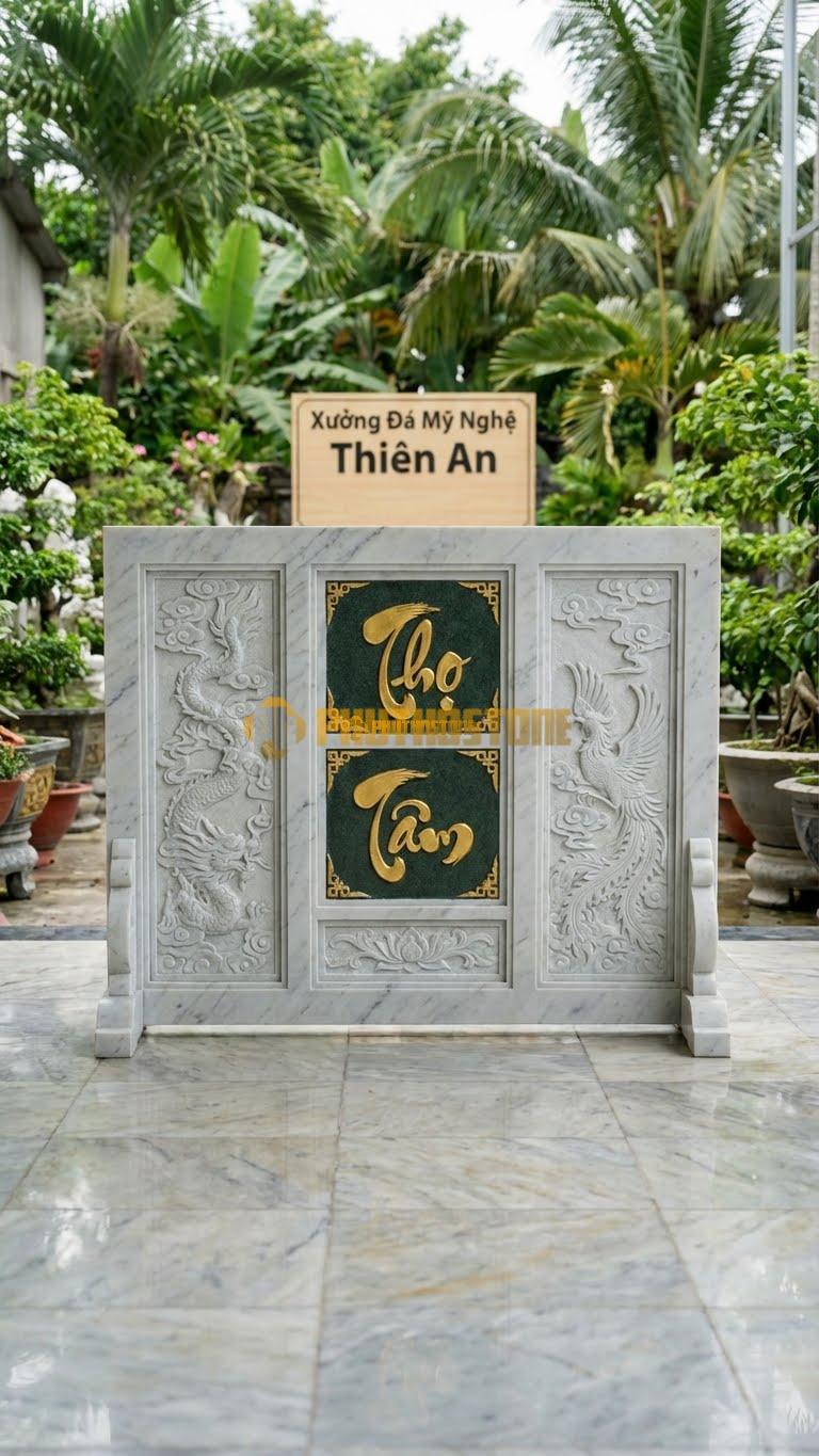 Cuốn Thư Đá Trắng Yên Bái Xanh Rêu Chữ Vàng L155: Chạm Chữ Thọ/Tâm Dát Vàng Quỳ Trên Nền Xanh. (L155 x H133 Cm).