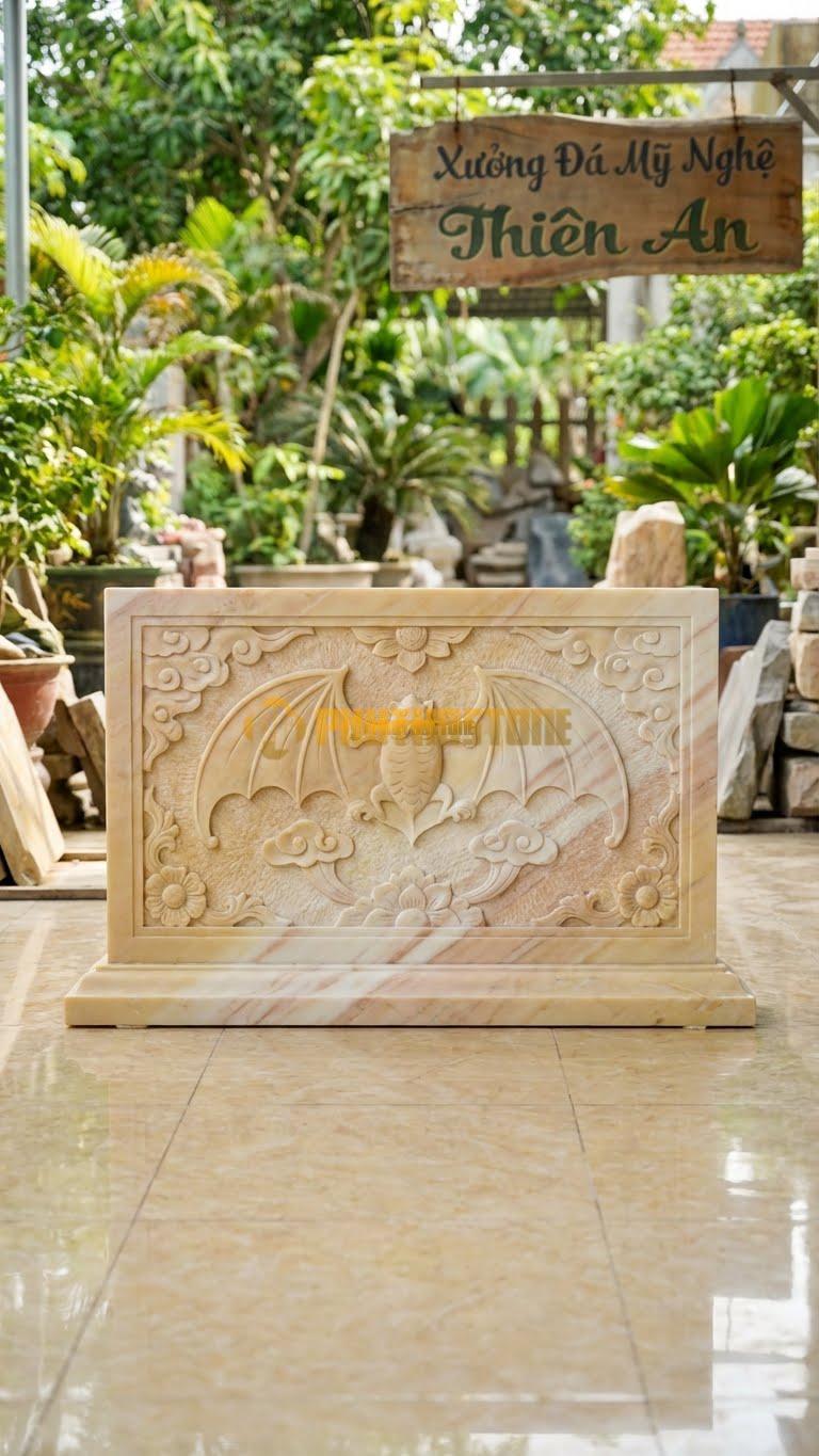 Cuốn Thư Đá Vàng Nghệ An Dơi Cánh Sải L147: Dơi Cách Điệu Sải Cánh Rộng Hết Khổ Đá. (L147 x H89 Cm).