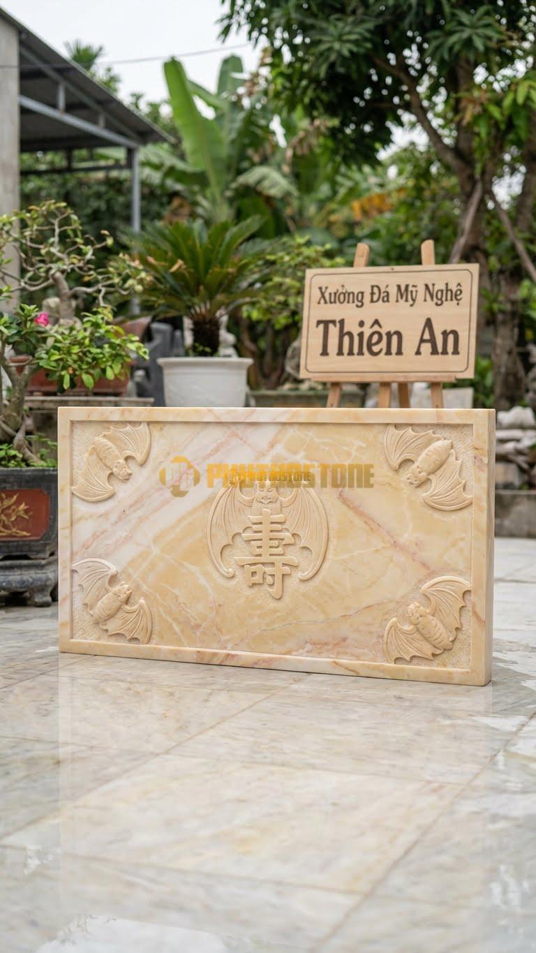 Cuốn Thư Đá Vàng Nghệ An Dơi Chầu Chữ Thọ L127: 4 Con Dơi 4 Góc, 1 Con Ở Giữa Ngậm Chữ Thọ. (L127 x H69 Cm).