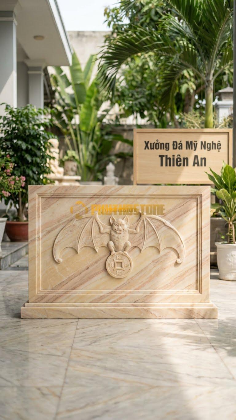 Cuốn Thư Đá Vàng Nghệ An Dơi Ngậm Tiền L133: Dơi Dang Cánh Ngậm Đồng Tiền Cổ (Kim Tiền). (L133 x H81 Cm).