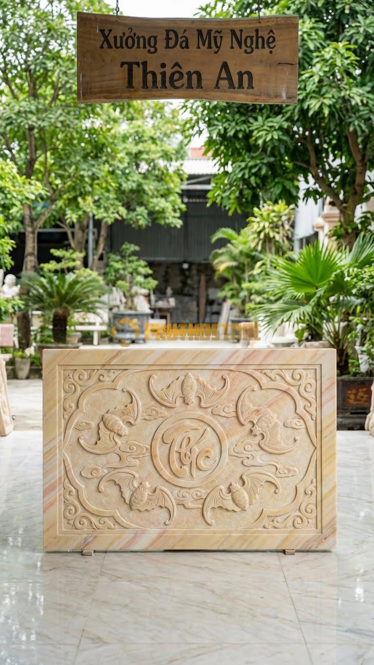 Cuốn Thư Đá Vàng Nghệ An Ngũ Phúc Lâm Môn L147: 5 Con Dơi Chầu Vào Chữ Phúc Ở Giữa. (L147 x H89 Cm).