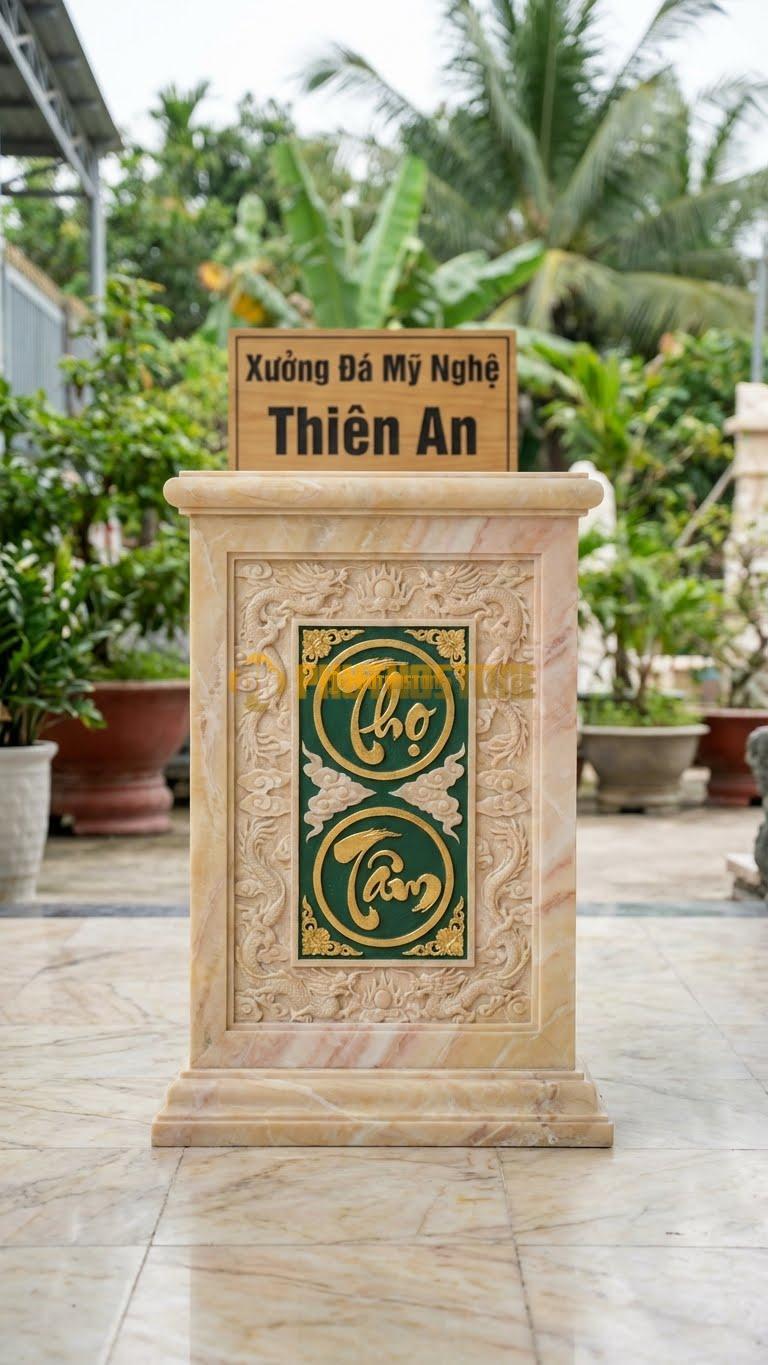 Cuốn Thư Đá Vàng Nghệ An Xanh Rêu Chữ Vàng L155: Chạm Chữ Thọ/Tâm Dát Vàng Quỳ Trên Nền Xanh. (L155 x H133 Cm).