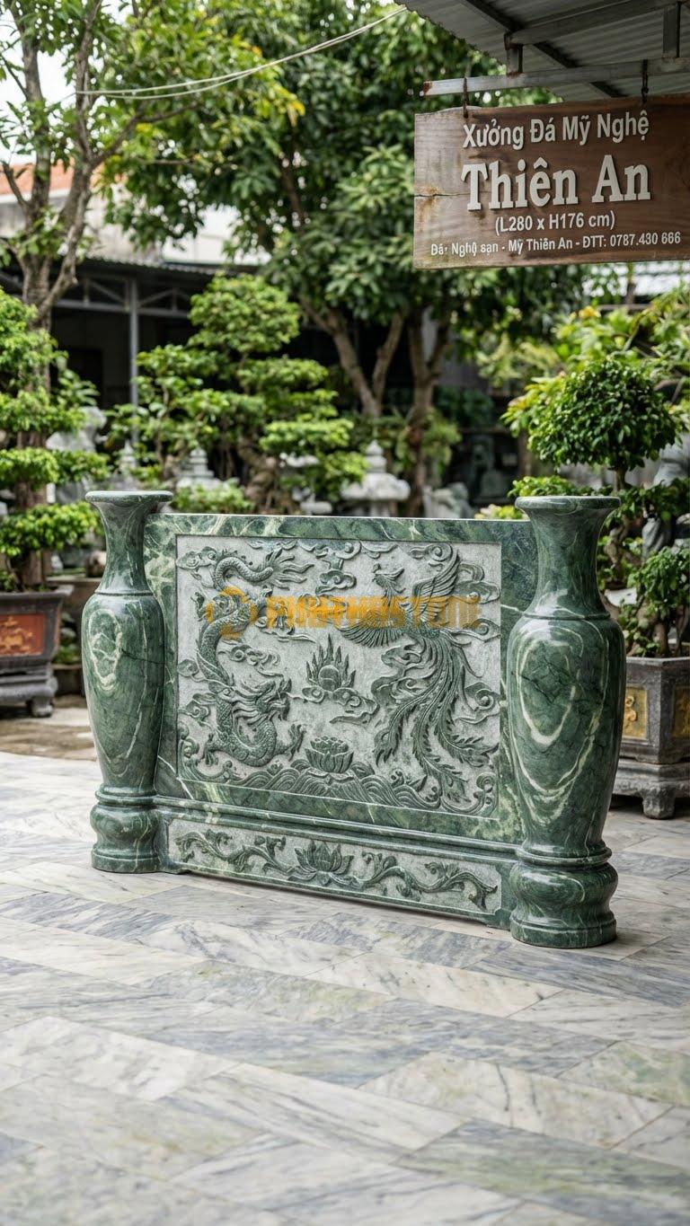 Cuốn Thư Đá Xanh Ấn Tam Quan Lục Bình L280: Hai Cột Bên Là 2 Lọ Lục Bình Đá Khổng Lồ. (L280 x H176 Cm).