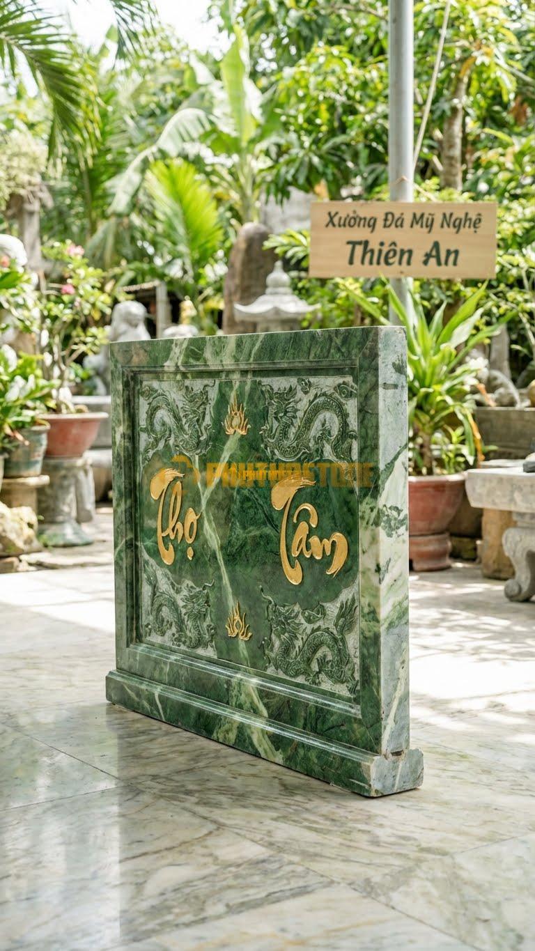 Cuốn Thư Đá Xanh Ấn Xanh Rêu Chữ Vàng L155: Chạm Chữ Thọ/Tâm Dát Vàng Quỳ Trên Nền Xanh. (L155 x H133 Cm).