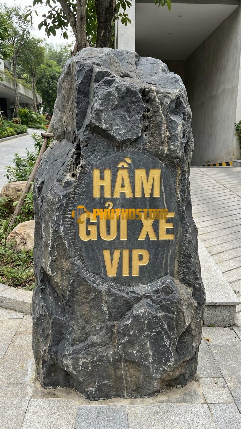 Đá tảng đen làm biển chỉ dẫn ‘HẦM GỬI XE VIP’