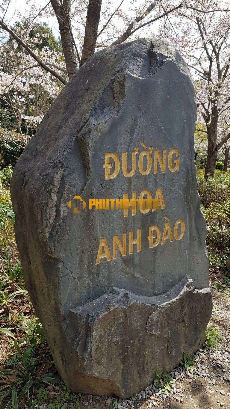 Đá tảng đen tự nhiên khắc ‘ĐƯỜNG HOA ANH ĐÀO’