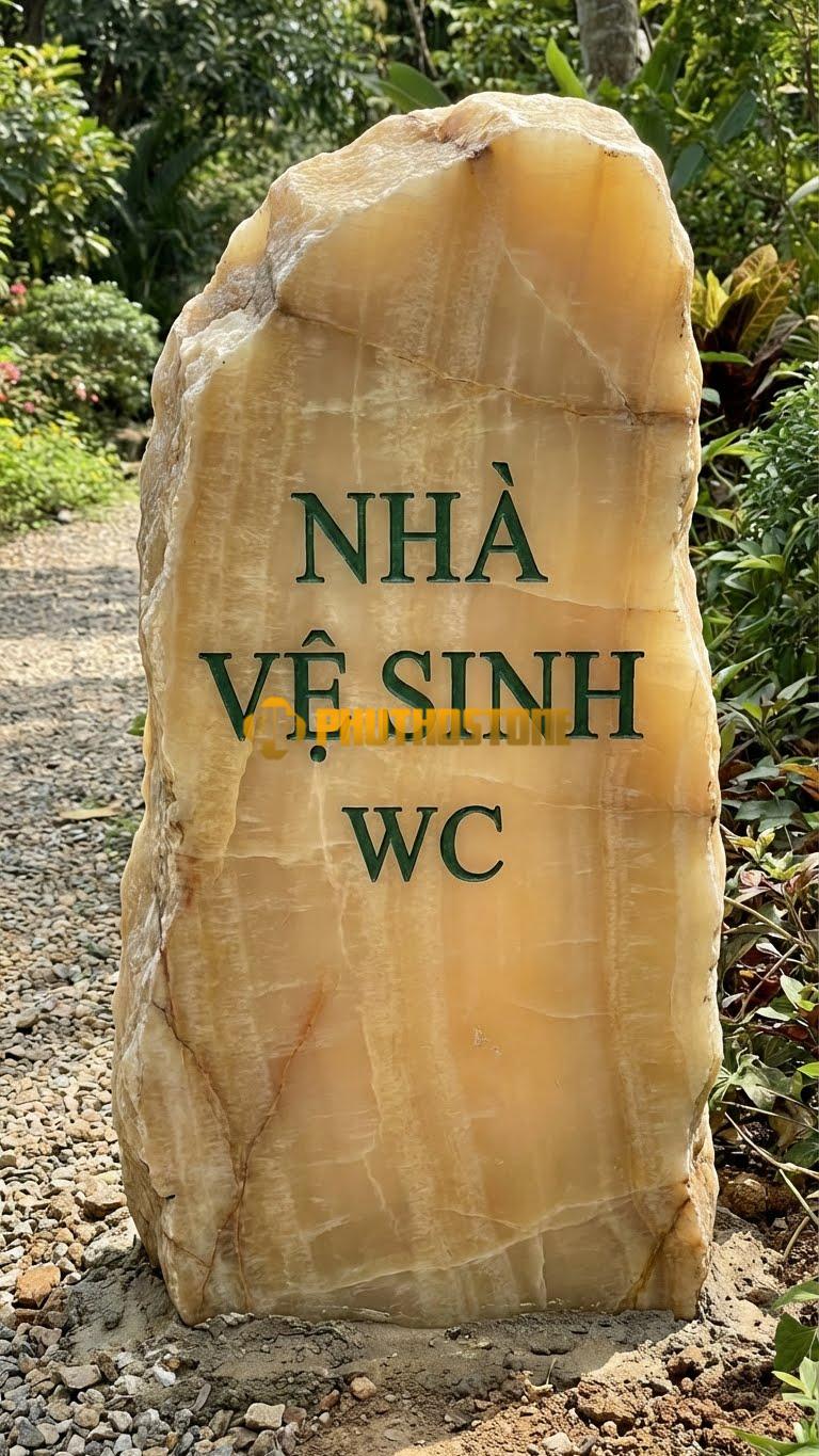Đá tảng vân gỗ Hoà Bình làm biển chỉ dẫn ‘WC’