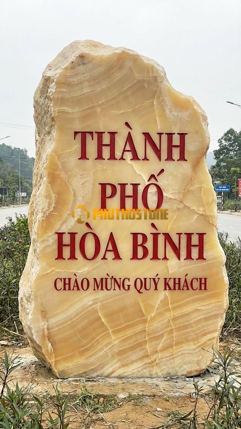 Đá tảng vân gỗ Hoà Bình làm biển cổng chào ‘THÀNH PHỐ HÒA BÌNH’