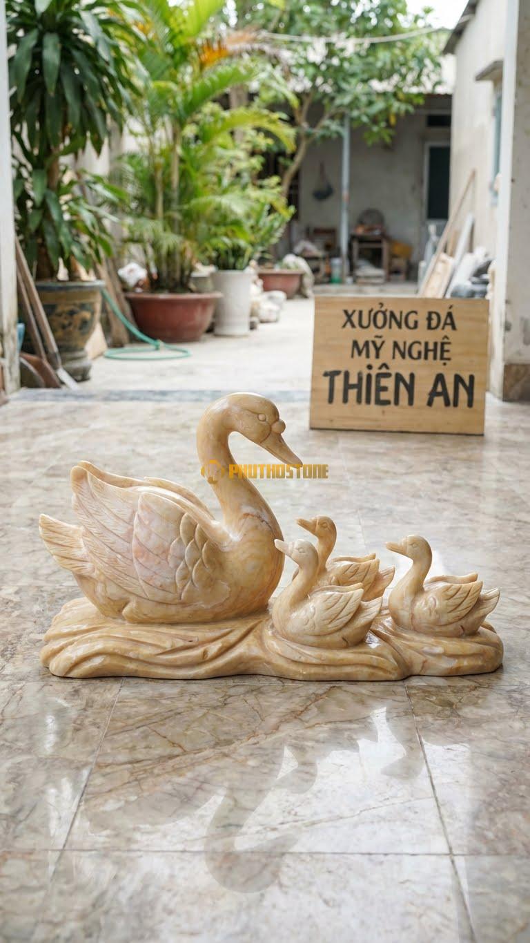 Đàn Thiên Nga Bơi Bằng Đá Vàng Nghệ An, Kiểu Dáng 1 Lớn 3 Nhỏ. Kích Thước Dài 60cm Tổng Thể.
