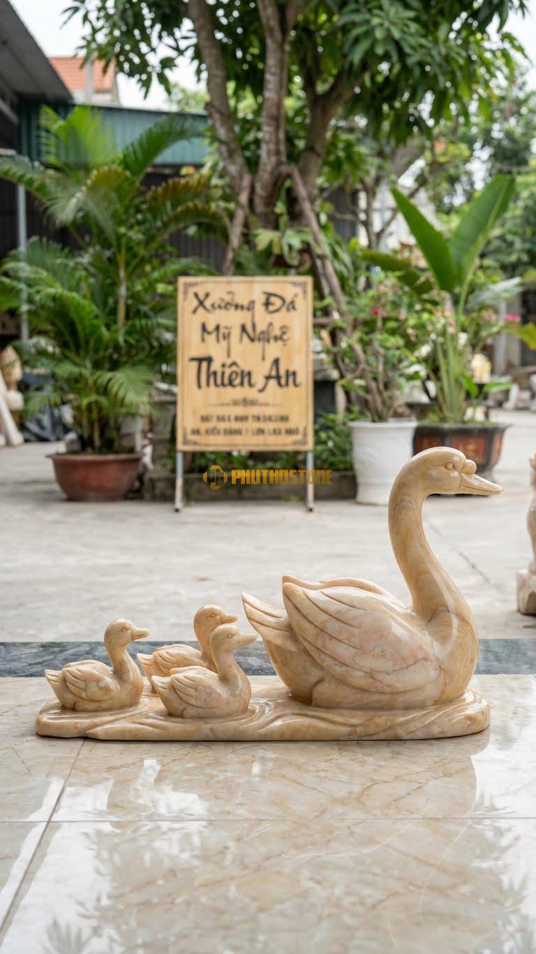 Đàn Thiên Nga Bơi Bằng Đá Vàng Nghệ An, Kiểu Dáng 1 Lớn 3 Nhỏ. Kích Thước Dài 60cm Tổng Thể.