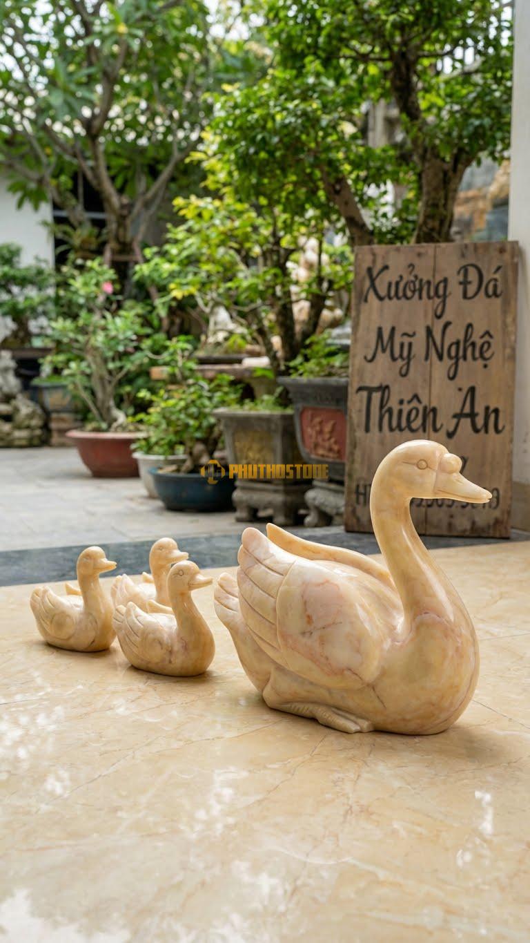 Đàn Thiên Nga Bơi Bằng Đá Vàng Nghệ An, Kiểu Dáng 1 Lớn 3 Nhỏ. Kích Thước Dài 60cm Tổng Thể.
