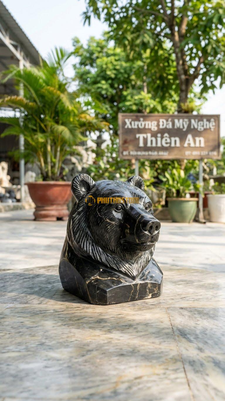 Đầu Gấu Bằng Đá Đen Chỉ Nâu, Kiểu Dáng Treo Tường Hoặc Để Bàn. Kích Thước Cao 25cm.