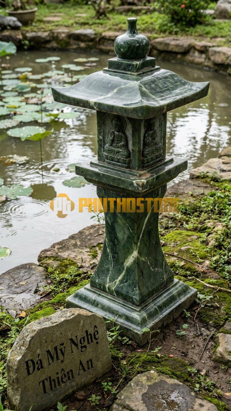 Đèn Đá Serpentine Trụ Oribe Chân Vuông Phình To Chạm Phù Điêu Phật (Jizo), Không Đế Dưới Cùng Cao 1M
