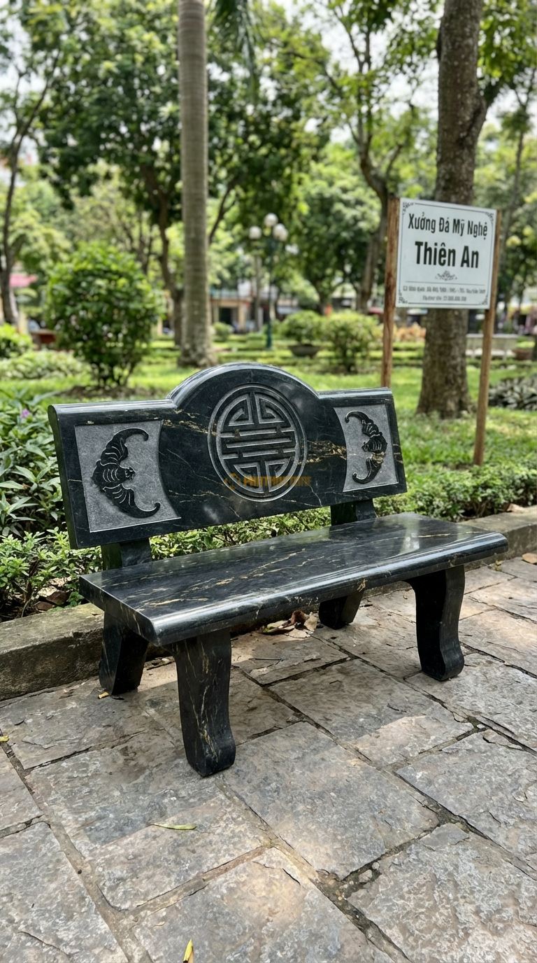 Ghế Tựa Chữ Thọ Tròn, Chất Liệu đá Đen Chỉ Nâu, Kiểu Dáng khắc Chữ “Thọ” Tròn Ở Chính Giữa Lưng, Hai Bên Là Hoa Văn Dơi (Phúc) 120Cm x 50Cm x 90Cm. 120Cm x 50Cm x 90Cm