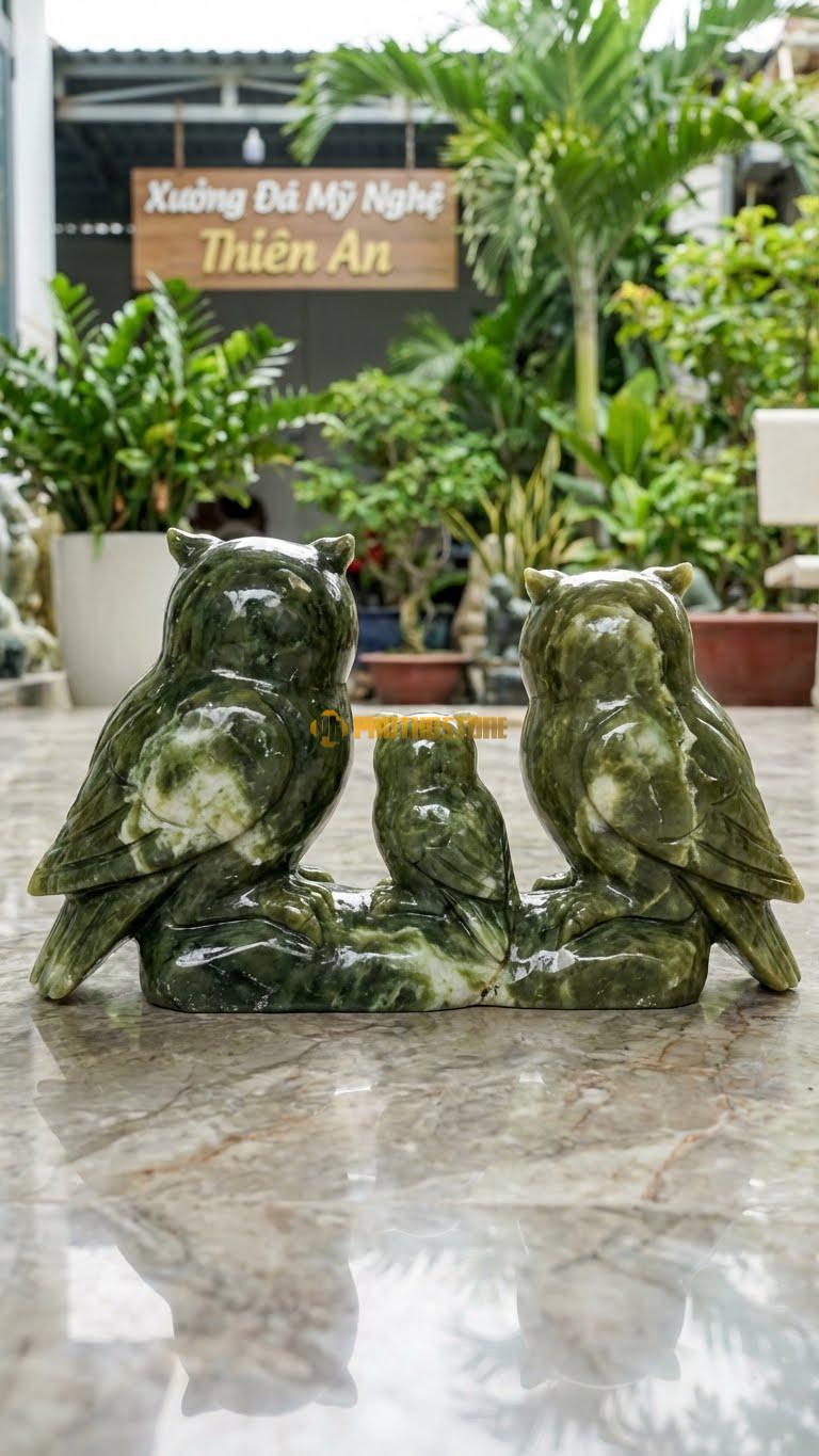 Gia Đình Cú Bằng Đá Serpentine, Kiểu Dáng Cú Bố, Mẹ Và Con Đậu Hàng Ngang. Kích Thước Dài 40cm.