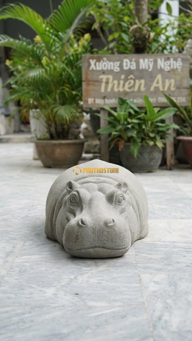 Hà Mã Ngâm Nước Bằng Đá Sa Thạch, Kiểu Dáng Chỉ Thấy Mắt Và Mũi. Kích Thước Dài 30cm.